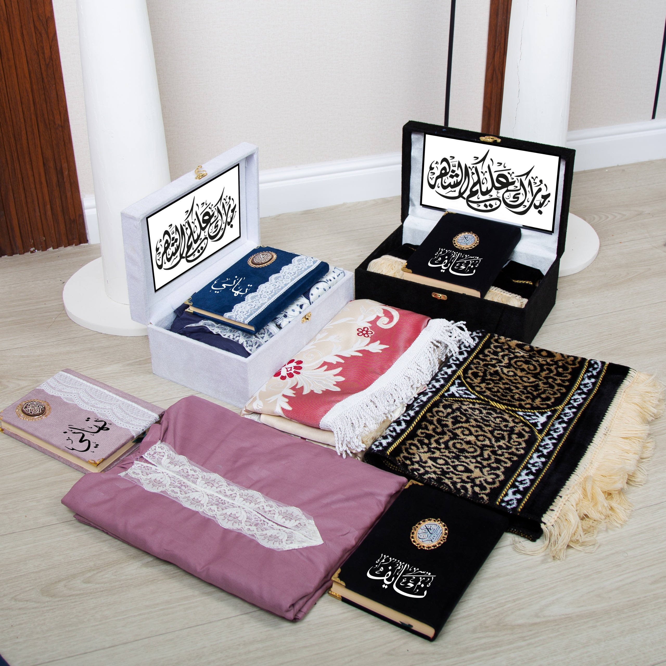 طقم صلاة فخم بالاسم - بوكس صلاة متكامل (سجادة، شرشف دانتيل، مصحف) |هدايا عيد الأم، هدايا رمضان، أو كهدية مميزة لصديقة مقربة