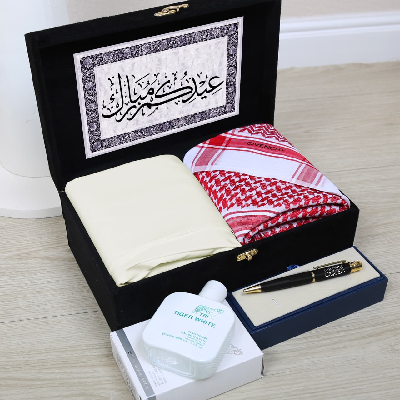 هدايا العيد ٢٠٢٦ - بوكس جيفنشي رجالي فخم (شماغ، قماش، قلم بالاسم، عطر)