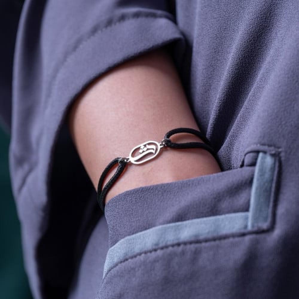 أسورة حرف على خيط – تصميم بسيط بحرف مخصص يناسب الرجال والنساء