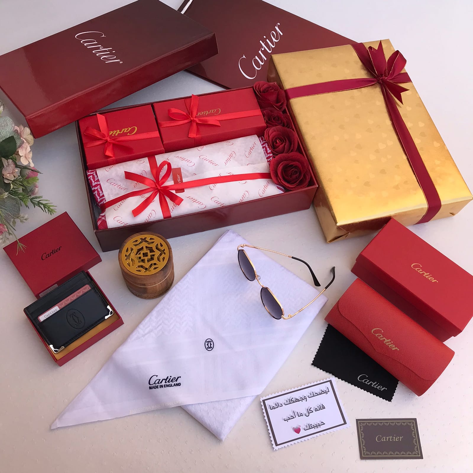طقم هدايا رجالي كارتير فخم - شماغ ونظارة ومحفظة ومبخرة مع ورد جوري | ٢٠٢٦