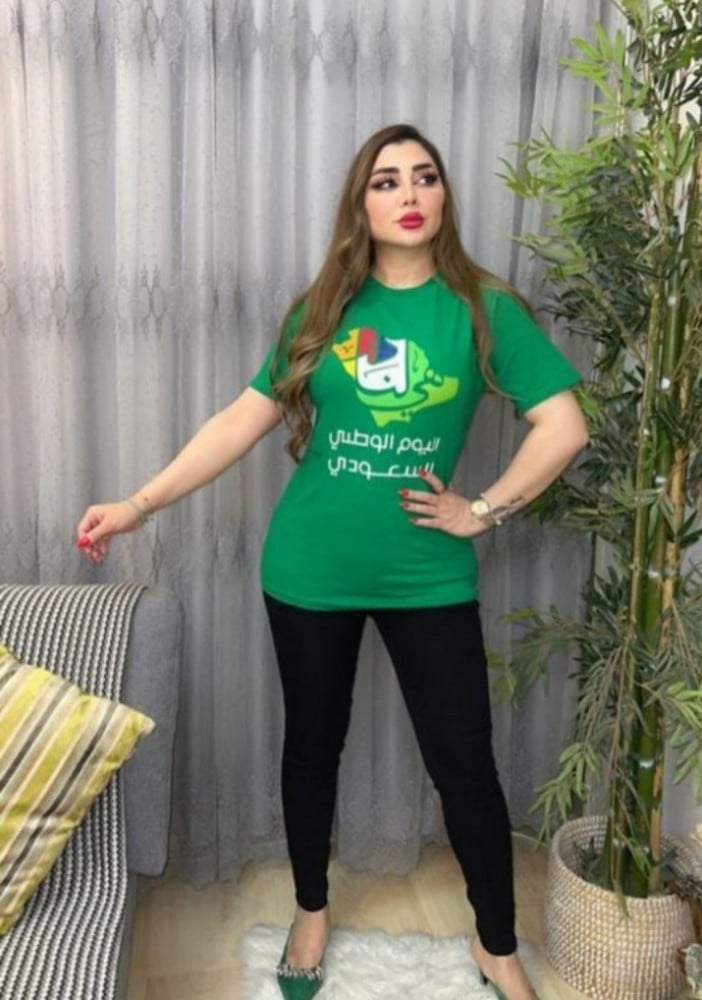 تيشرت اليوم الوطني نسائي "هيا لنا دار" – مريح، أنيق، ومناسب لاحتفالات الوطن