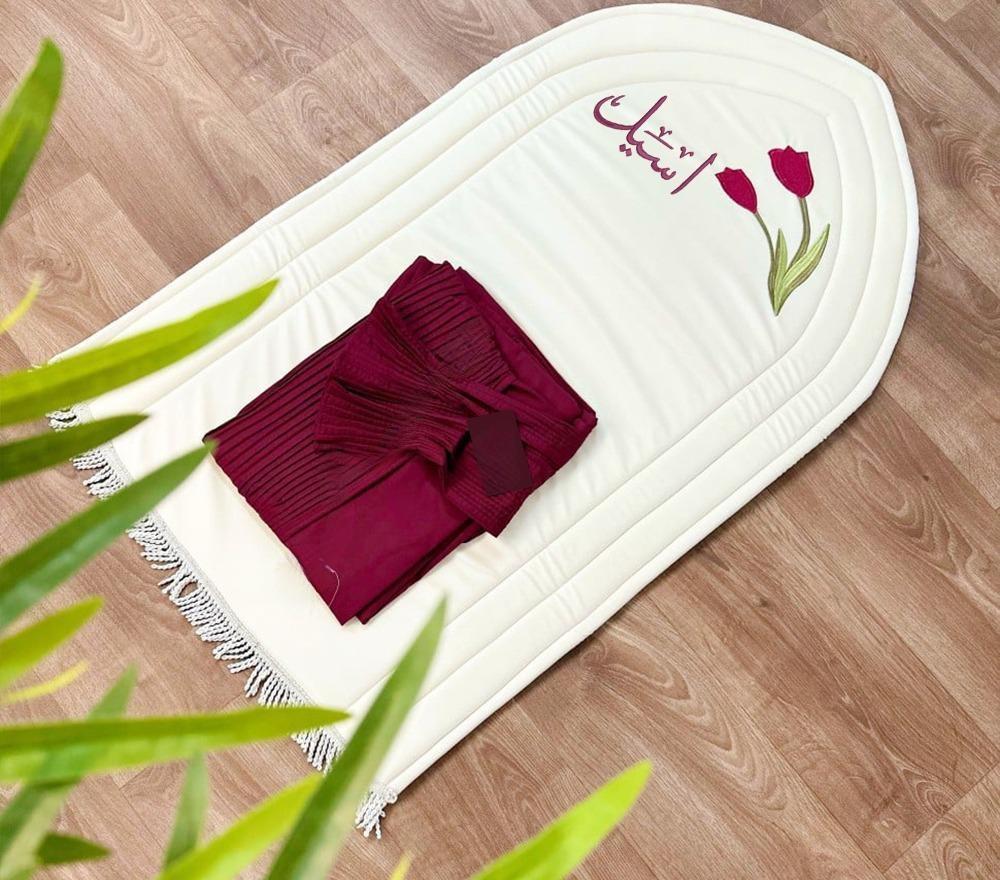 طقم صلاة بلسيه فخم بالاسم - سجادة مبطنة وشرشف صلاة كسرات مودرن | هدايا الرياض