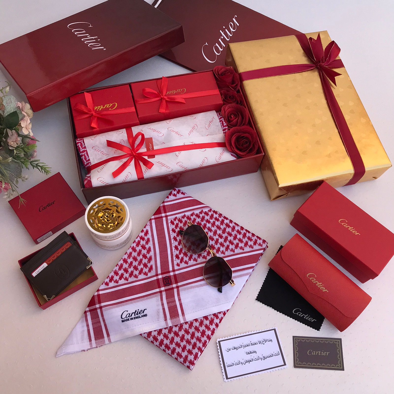 طقم هدايا رجالي كارتير فخم - شماغ ونظارة ومحفظة ومبخرة مع ورد جوري | ٢٠٢٦
