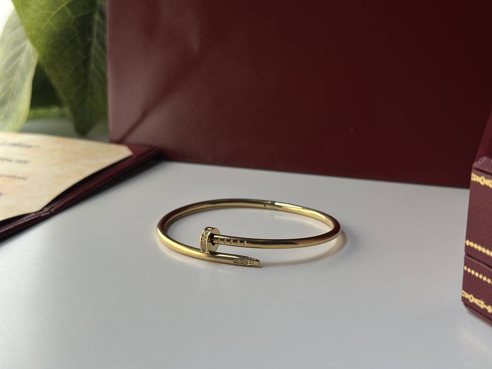 أساور مسمار كارتييه – تصميم فاخر كلاسيكي مستوحى من Cartier