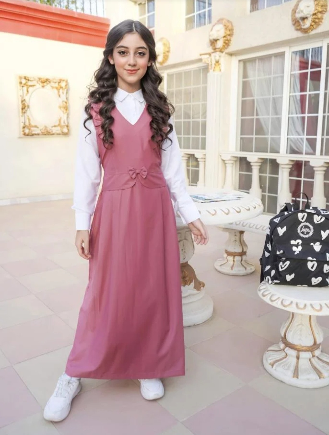 مريول ابتدائي بناتي وردي بكرانيش على الأكتاف – مريح ورسمي للمدارس