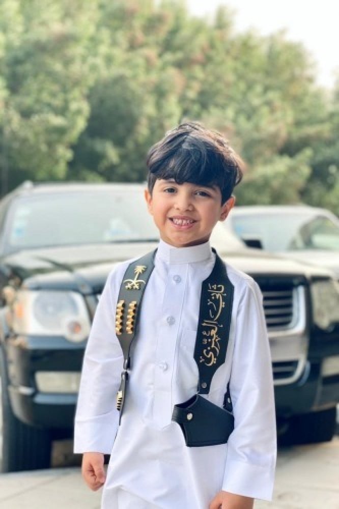 مجند أطفال مخصص بالأسم – لون أسود، مريح، وأنيق للمناسبات الوطنية