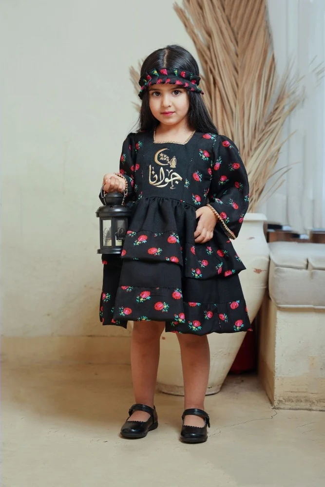 فستان شالكي اطفال اسود طبقات مطرز بالاسم - طقم رمضان وقرقيعان فخم مع ربطة رأس