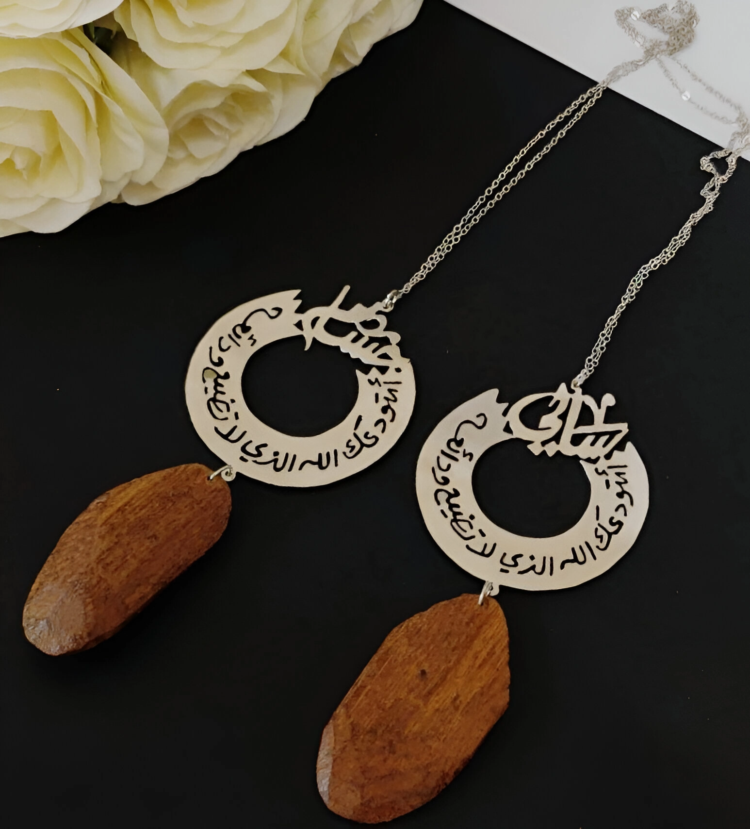 تعليقه سياره كسرة عود مع الاسم(حسام-سالي)  فضيه