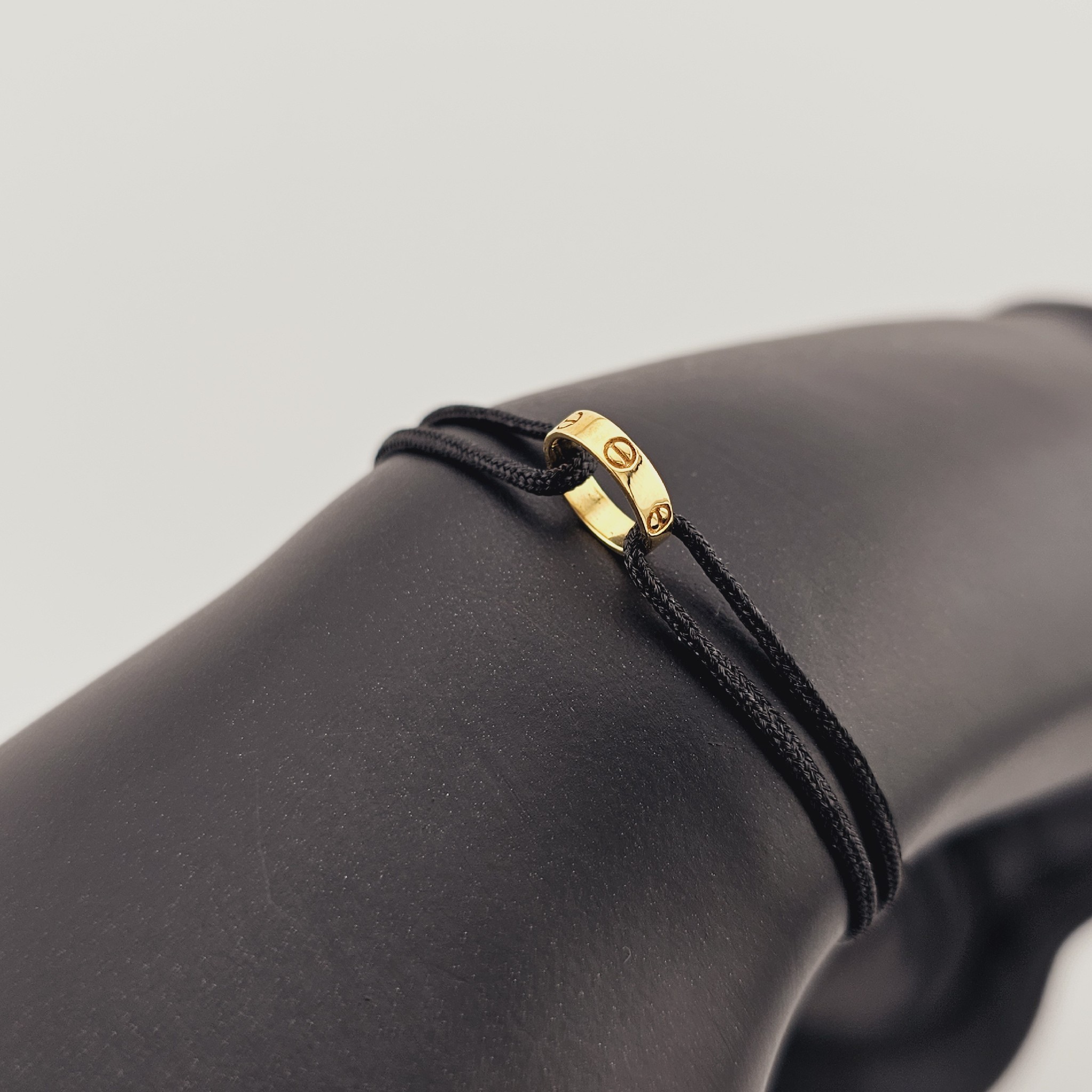 أسورة كارتير خيط أسود ناعمة – تصميم أنيق  من Cartier تناسب الرجال والنساء