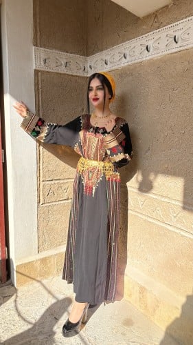 روب يوم التأسيس السعودي – تصميم تراثي أنيق بلمسة عصرية للبنات