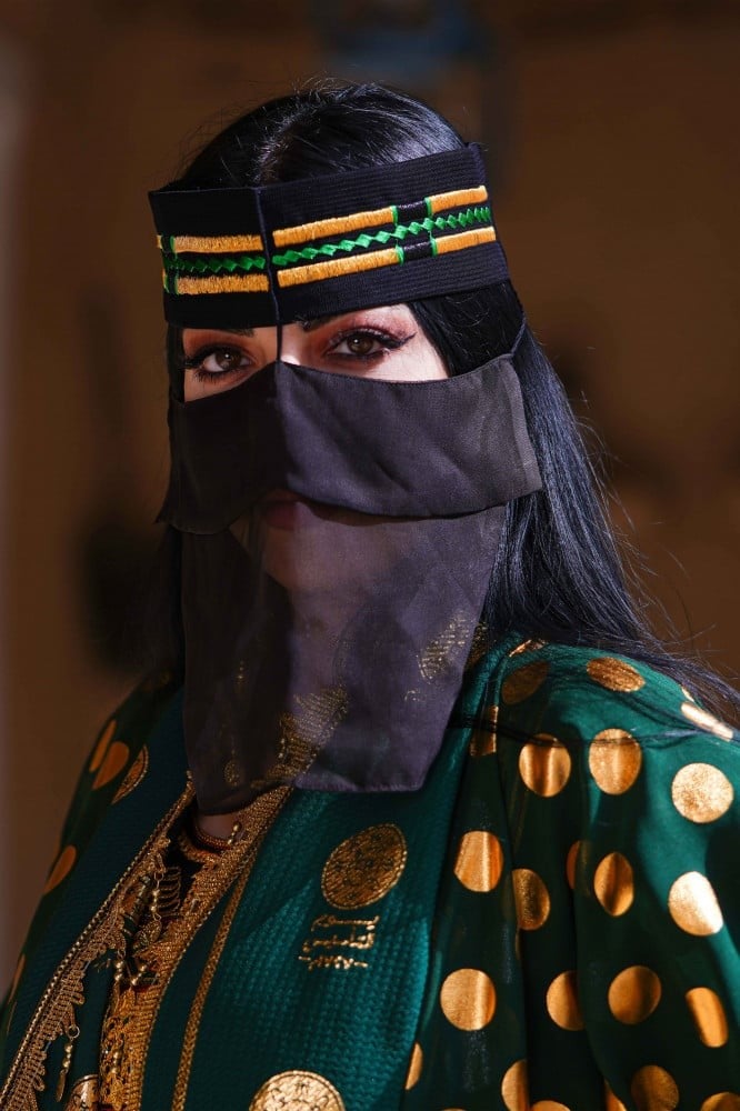 نقاب يوم التأسيس السعودي – زي تراثي نسائي فاخر بلمسة نجدية أصيلة