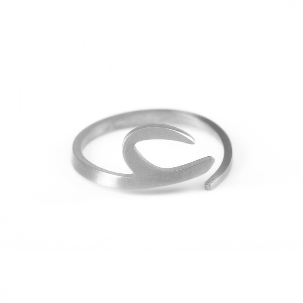 خاتم حرف عين – تصميم فاخر ومميز للرجال والنساء