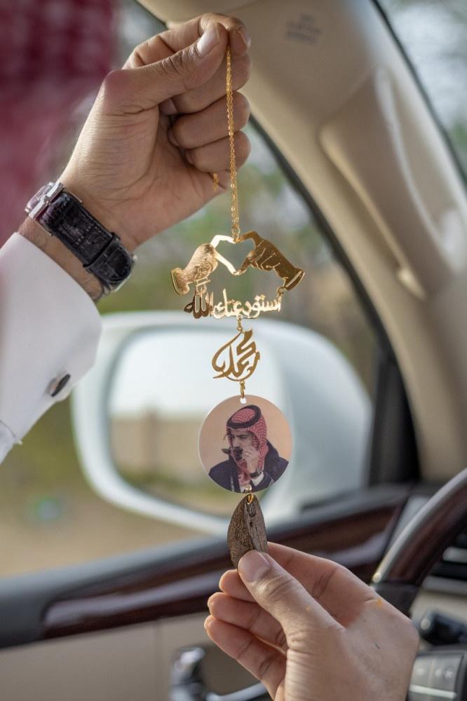 تعليقة سيارة بالاسم والصورة على شكل يد حب لا نهائي – هدية أنيقة للمحبين