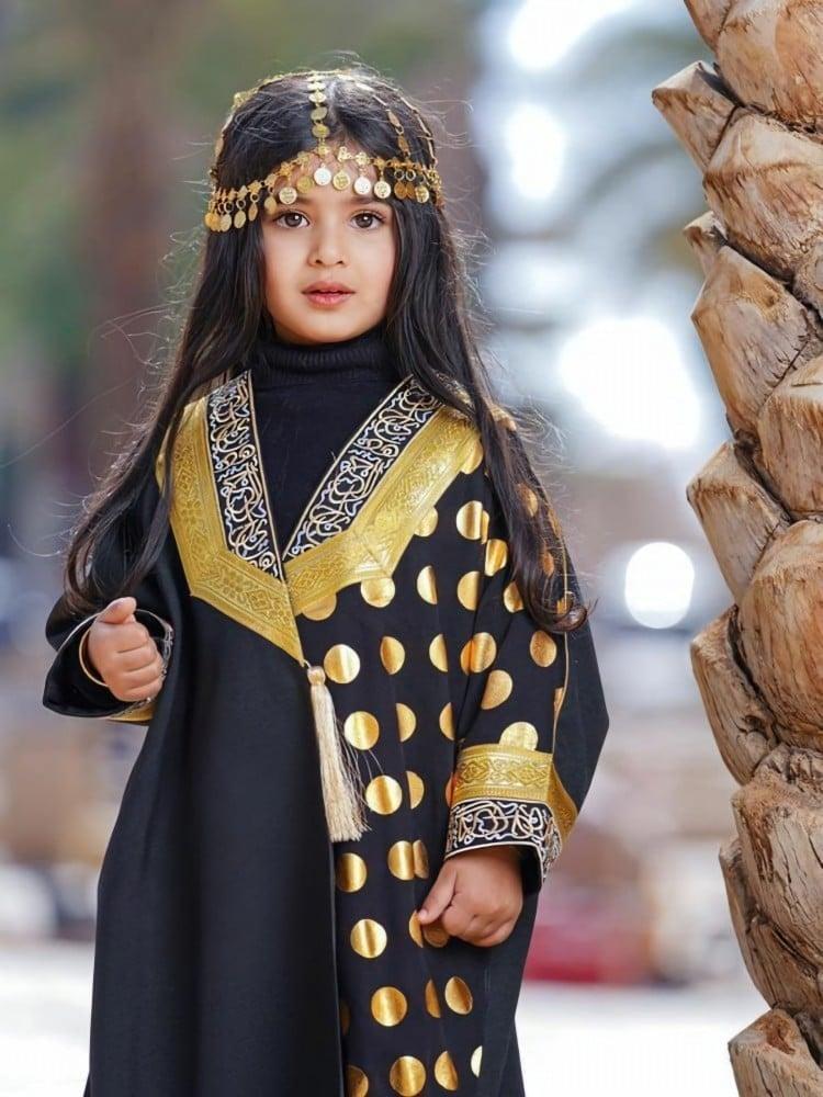 بشت يوم التأسيس بناتي ملكي – تصميم فاخر بلون أسود وتطريز ذهبي