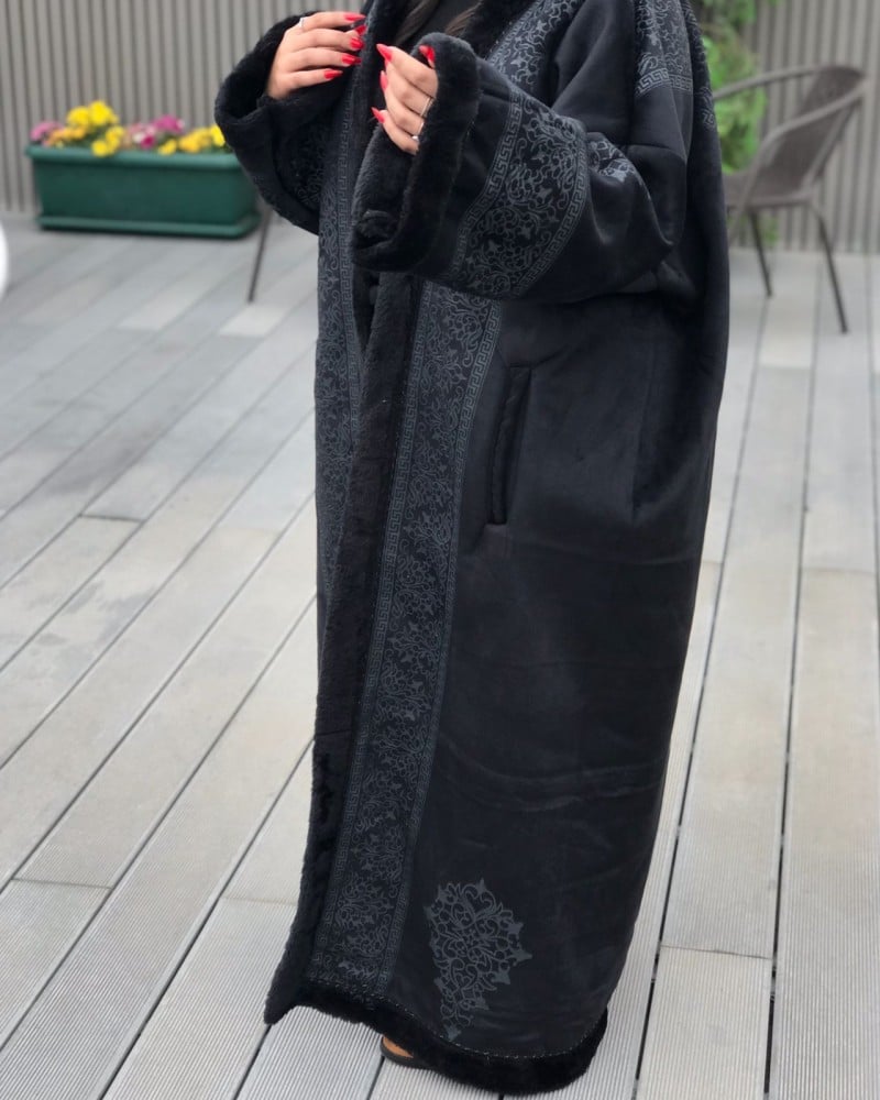 فروة نسائية شتوية بقبعة فاخرة – تصميم حديث وأنيق