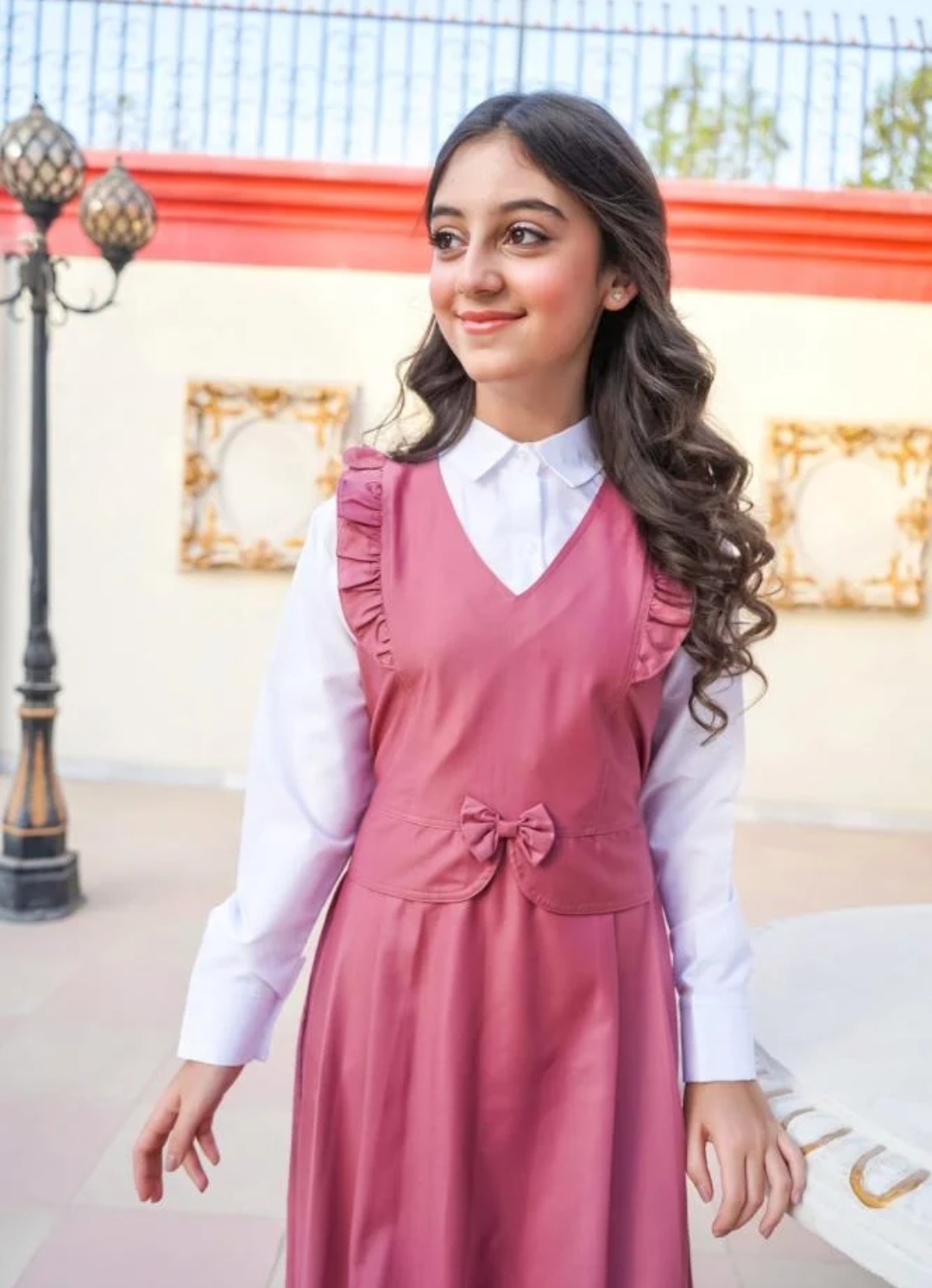 مريول ابتدائي بناتي وردي بكرانيش على الأكتاف – مريح ورسمي للمدارس