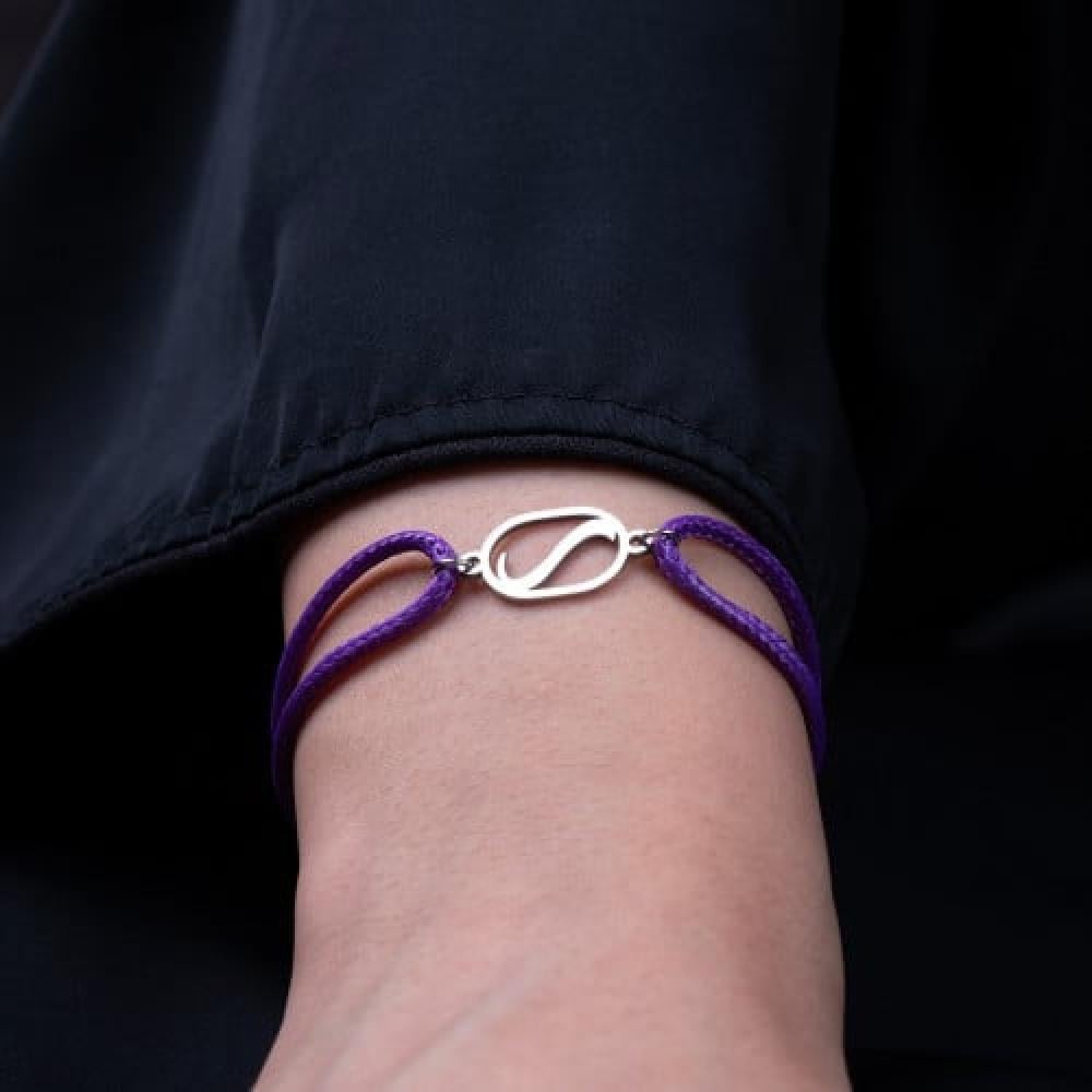 أسورة حرف على خيط – تصميم بسيط بحرف مخصص يناسب الرجال والنساء