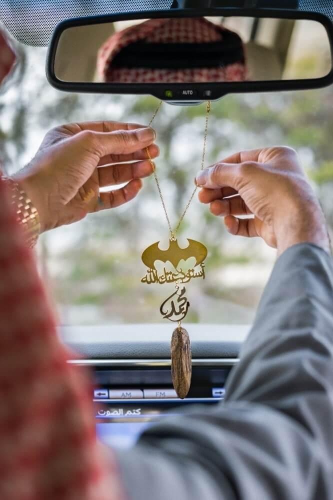 تعليقة سيارة استوداعية بالاسم مع كسرة عود مطلي بالذهب وشعار باتمان – تصميم فاخر