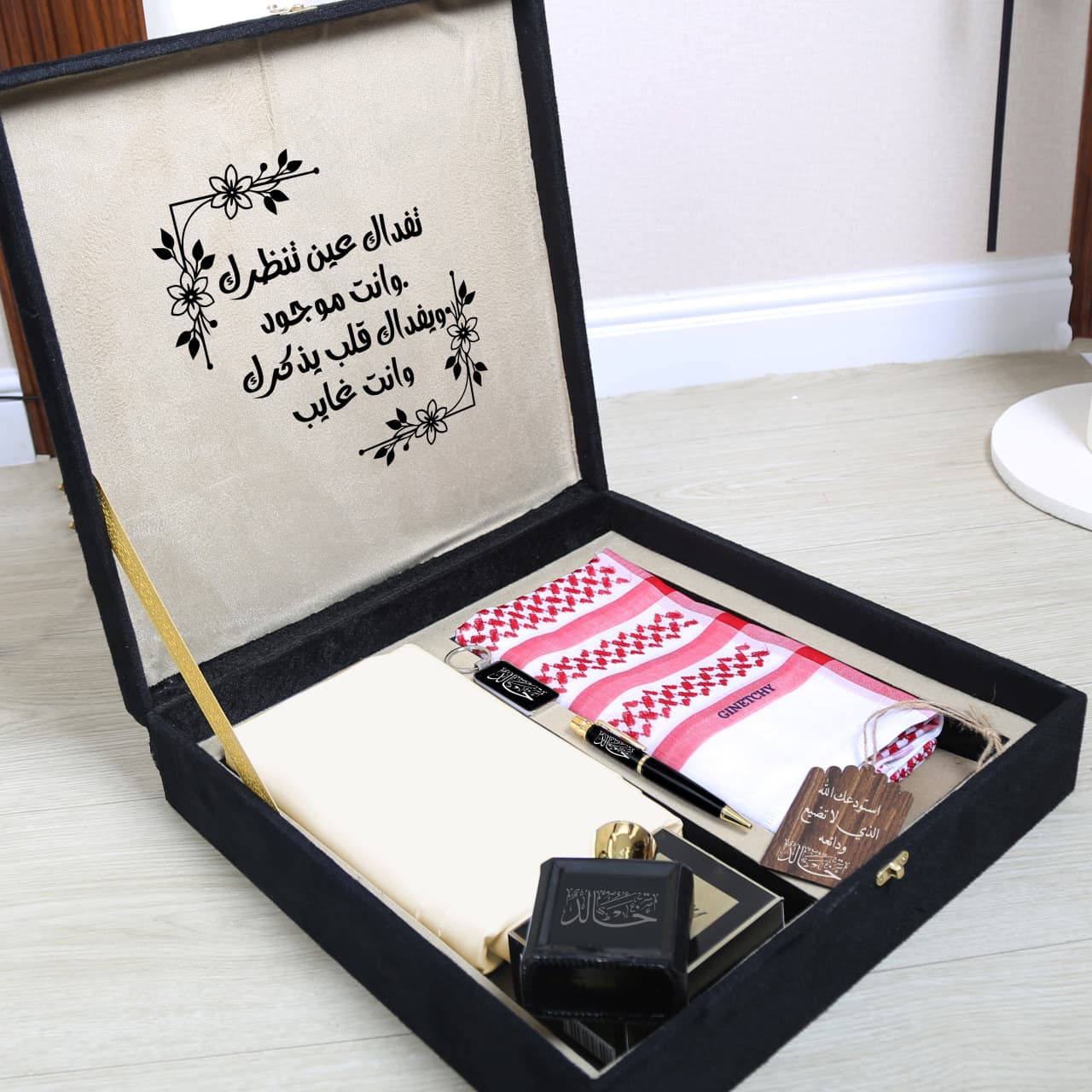 هدايا العيد ٢٠٢٦ - بوكس جيفنشي رجالي بالاسم شامل شماغ وقماش وعطر وقلم منحوت بالليزر