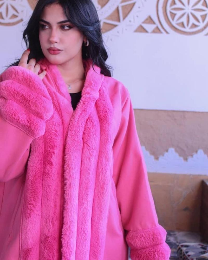 فروة نسائية شتوية فاخرة – تصميم مميز باللون الوردي