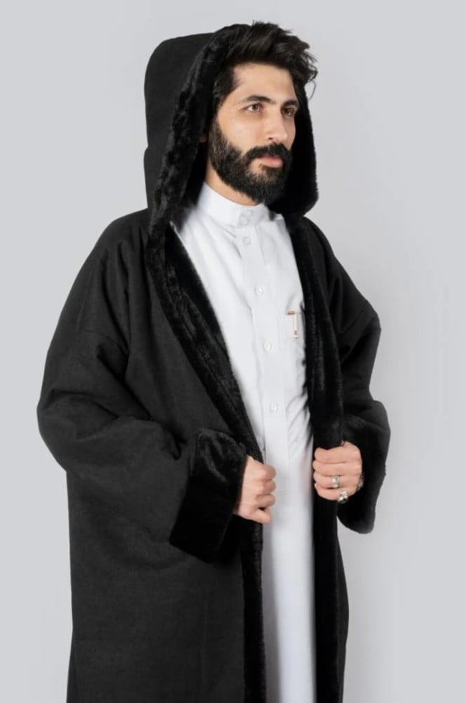 فروة رجالية شتوية باللون الأسود مع قبعة