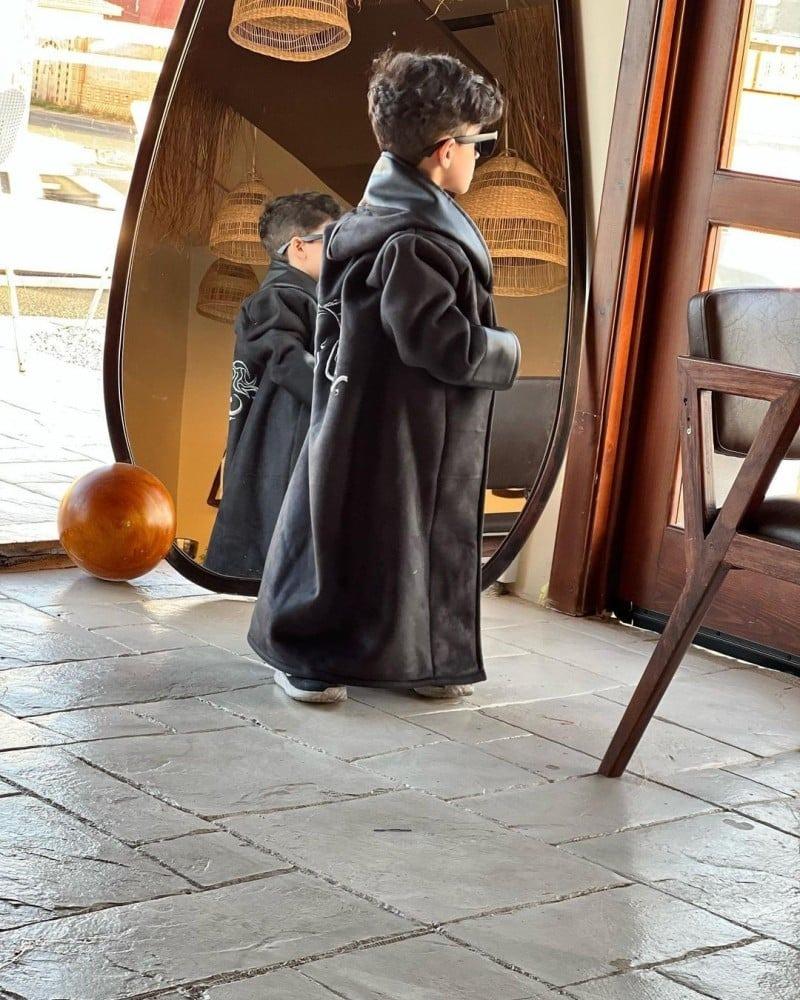 فروة أطفال شتوية لون أسود بأطراف جلد – أنيقة ودفء مثالي للبرد