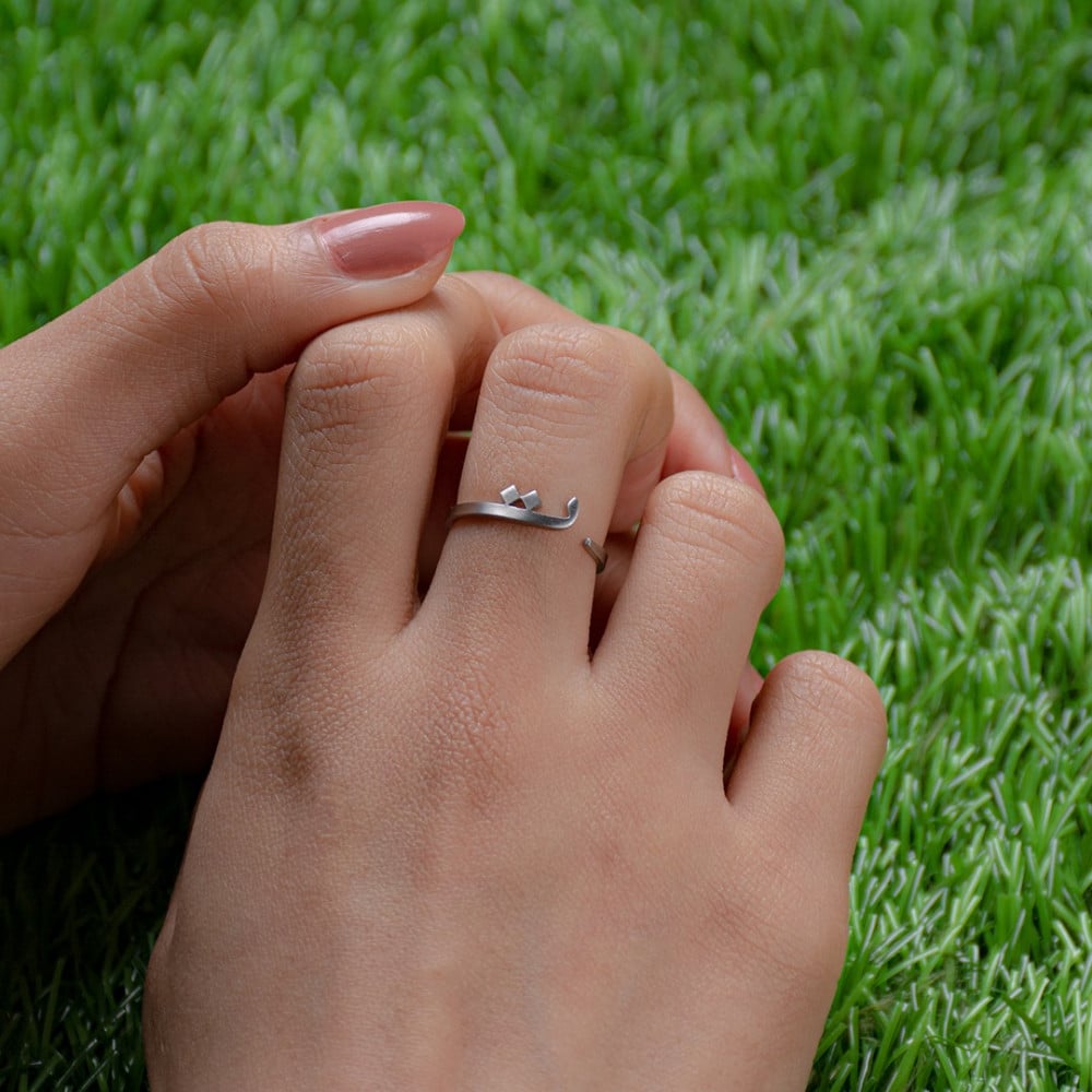 خاتم حرف ت (تاء) فخم وانيق  – تصميم أنيق للرجال والنساء