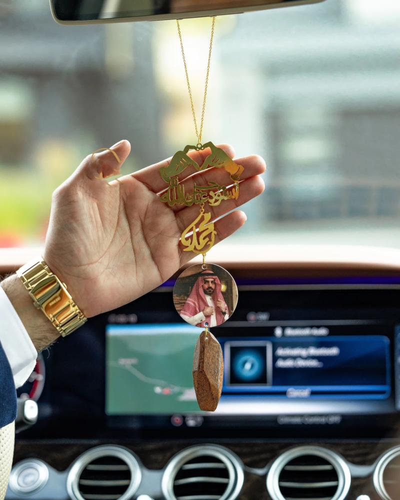 تعليقة سيارة بالاسم والصورة على شكل يد حب لا نهائي – هدية أنيقة للمحبين