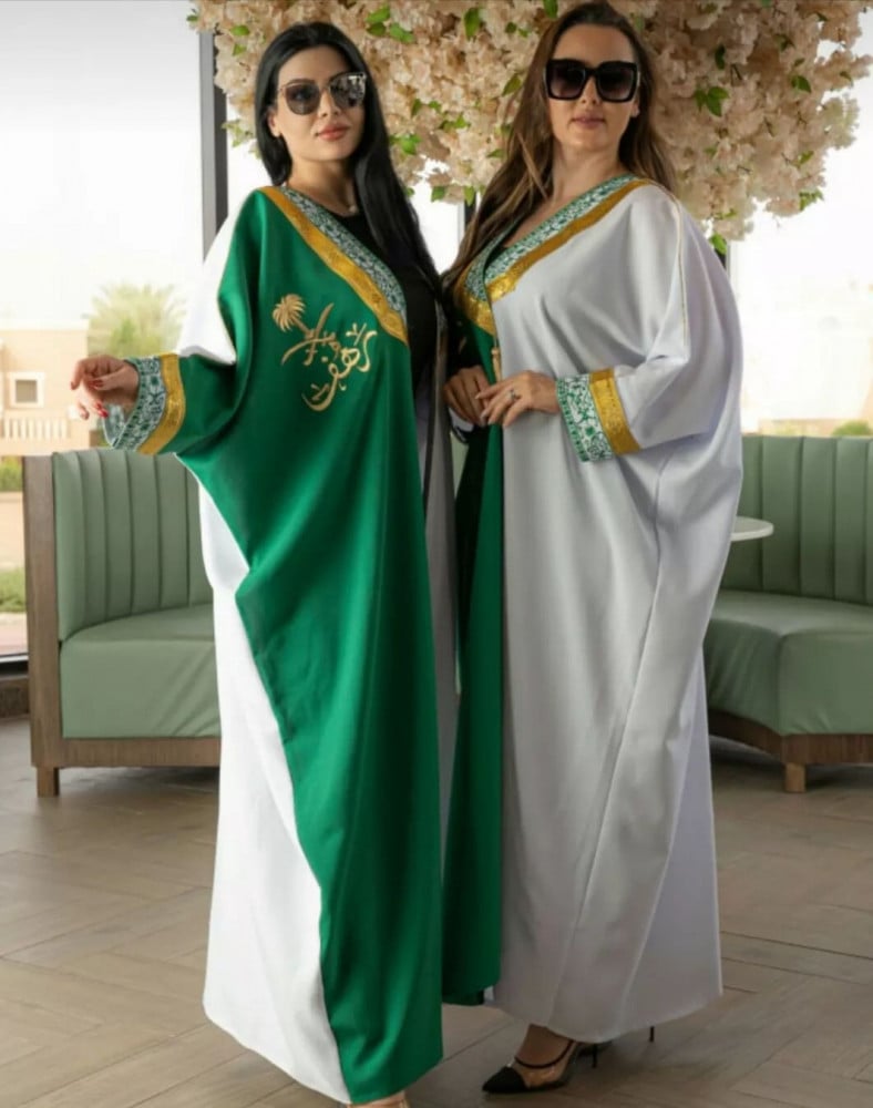 بشت نسائي لليوم الوطني مخصص بالأسم – جودة عالية، تفاصيل راقية، ومظهر أصيل