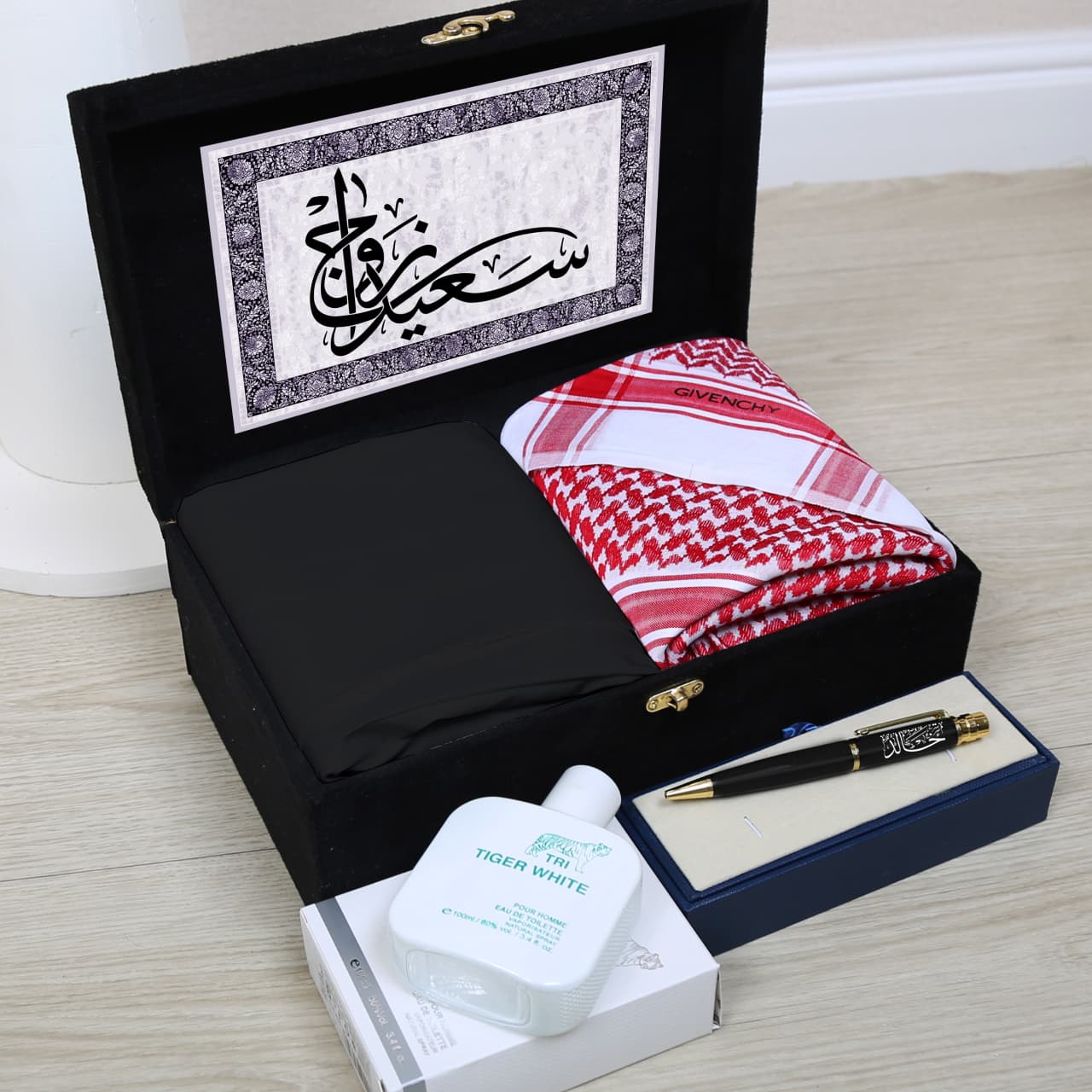 هدايا العيد ٢٠٢٦ - بوكس جيفنشي رجالي فخم (شماغ، قماش، قلم بالاسم، عطر)