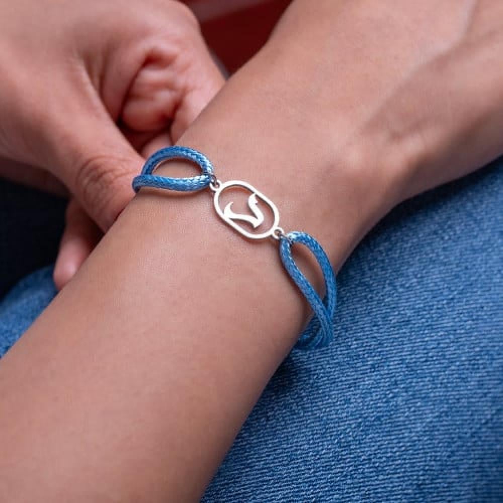 أسورة حرف على خيط – تصميم بسيط بحرف مخصص يناسب الرجال والنساء