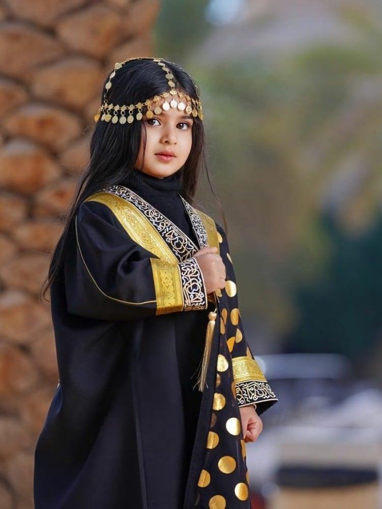 بشت يوم التأسيس بناتي ملكي – تصميم فاخر بلون أسود وتطريز ذهبي