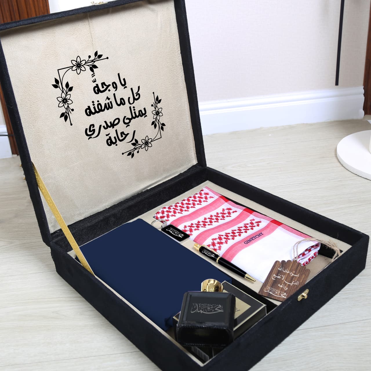 هدايا العيد ٢٠٢٦ - بوكس جيفنشي رجالي بالاسم شامل شماغ وقماش وعطر وقلم منحوت بالليزر