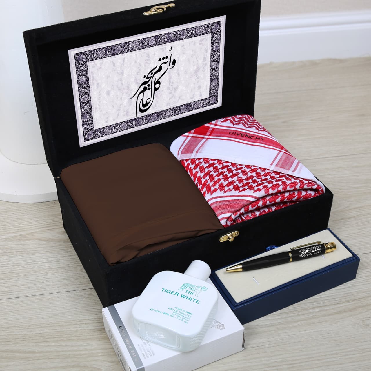 هدايا العيد ٢٠٢٦ - بوكس جيفنشي رجالي فخم (شماغ، قماش، قلم بالاسم، عطر)