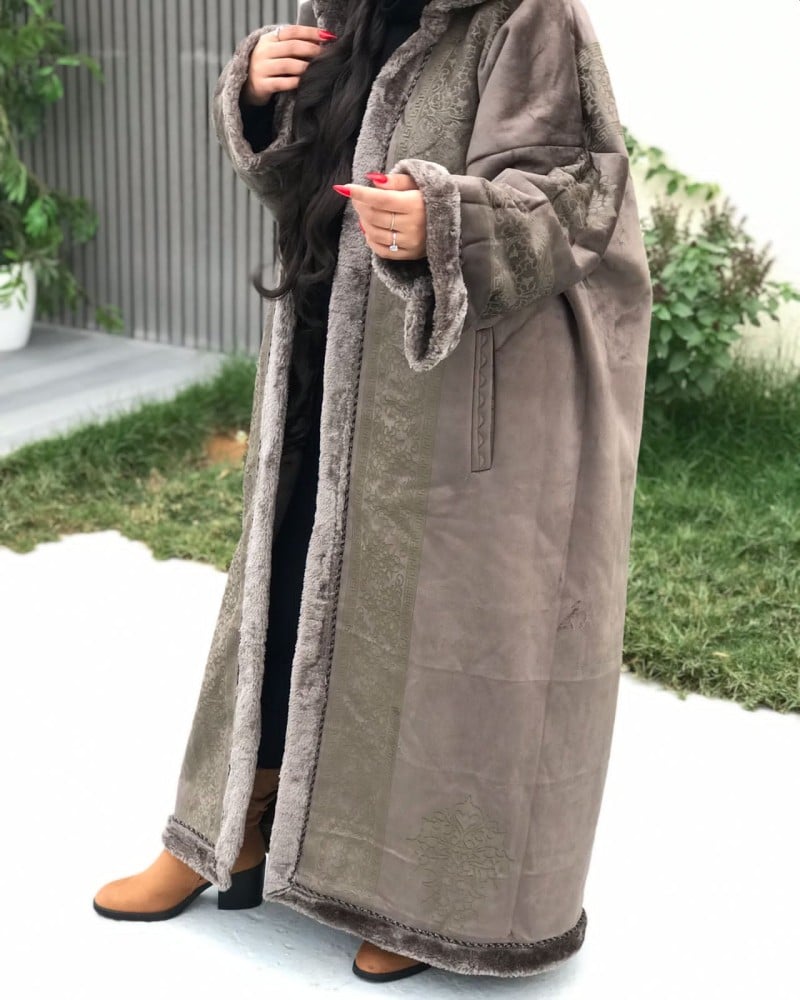 فروة نسائية شتوية بقبعة فاخرة – تصميم حديث وأنيق