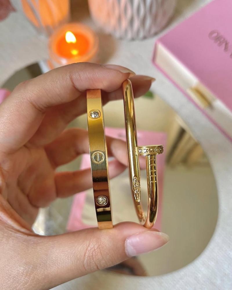 تنسيق سوار Love مع سوار مسمار مرصع – أساور أنيقة رمزية للحب والفخامة