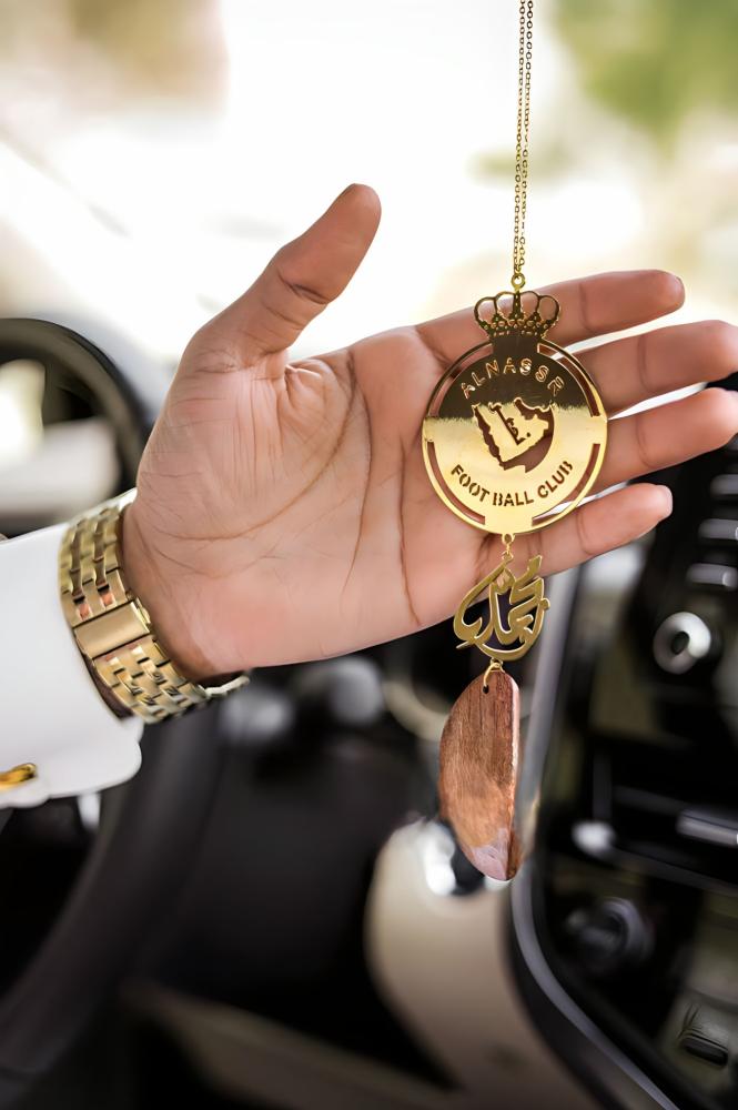 تعليقة سيارة بشعار نادي النصر واسم مخصص – إكسسوار فخم لعشاق العالمي