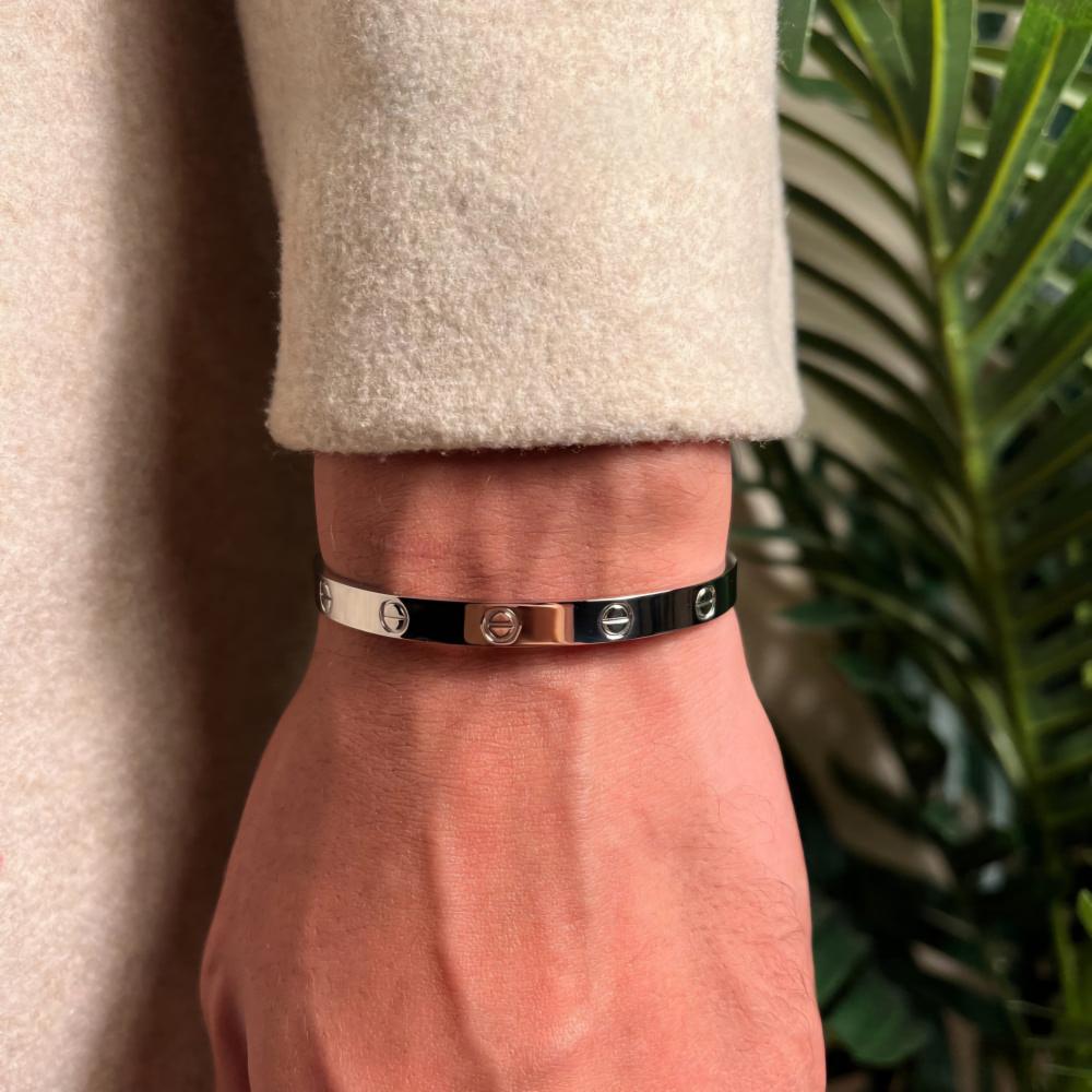 أسوارة كارتير لوف رجالية – سوار أنيق برمزية الحب من Cartier بتصميم فاخر للرجال