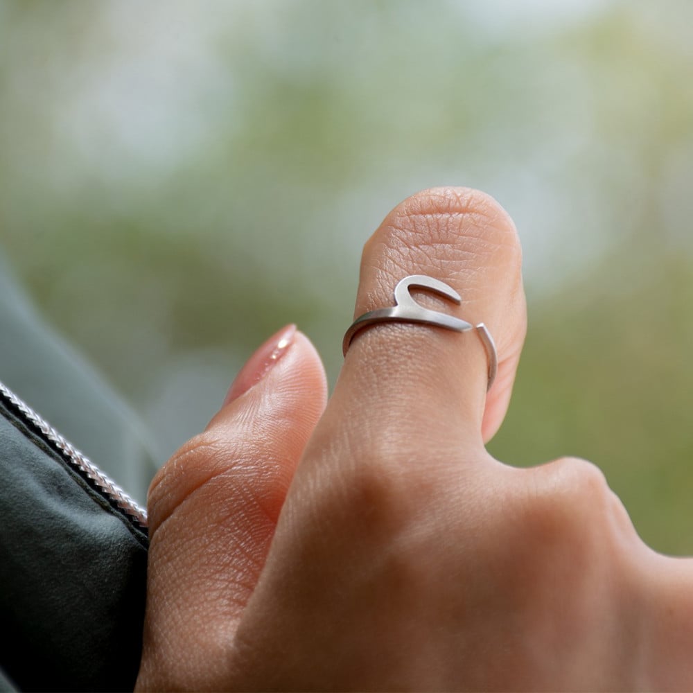 خاتم حرف عين – تصميم فاخر ومميز للرجال والنساء