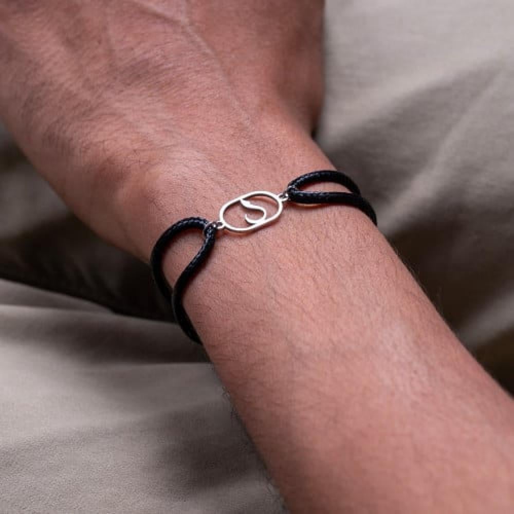 أسورة حرف على خيط – تصميم بسيط بحرف مخصص يناسب الرجال والنساء