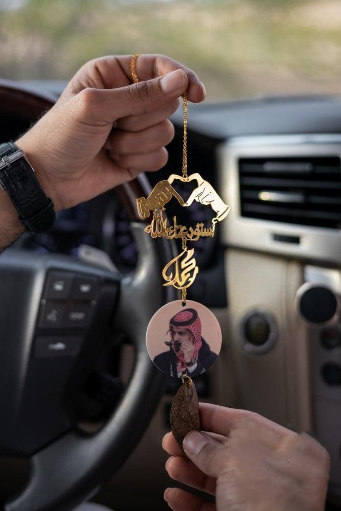 تعليقة سيارة بالاسم والصورة على شكل يد حب لا نهائي – هدية أنيقة للمحبين