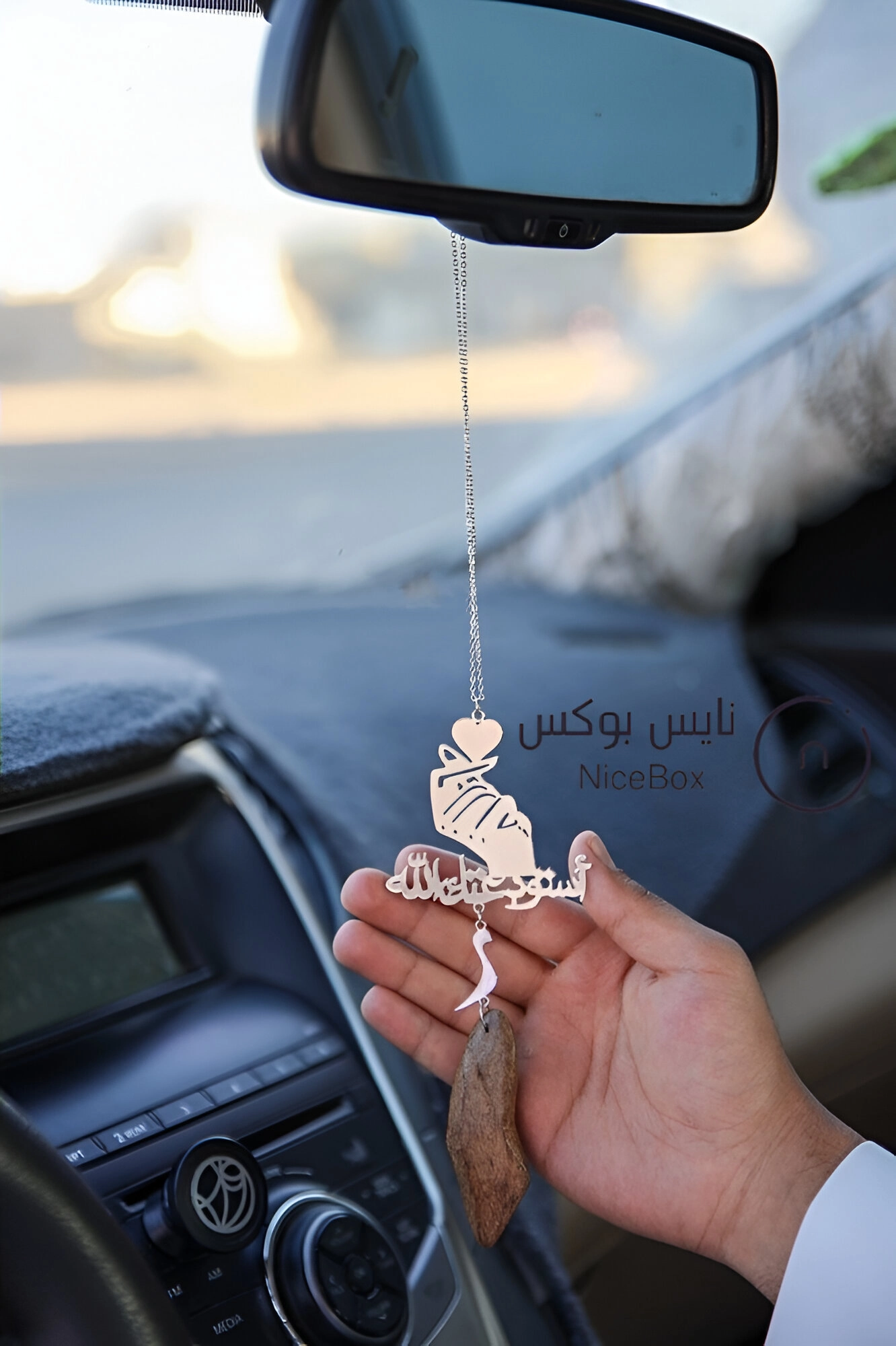 تعليقة سيارة يد مع قلب رجالية ونسائية