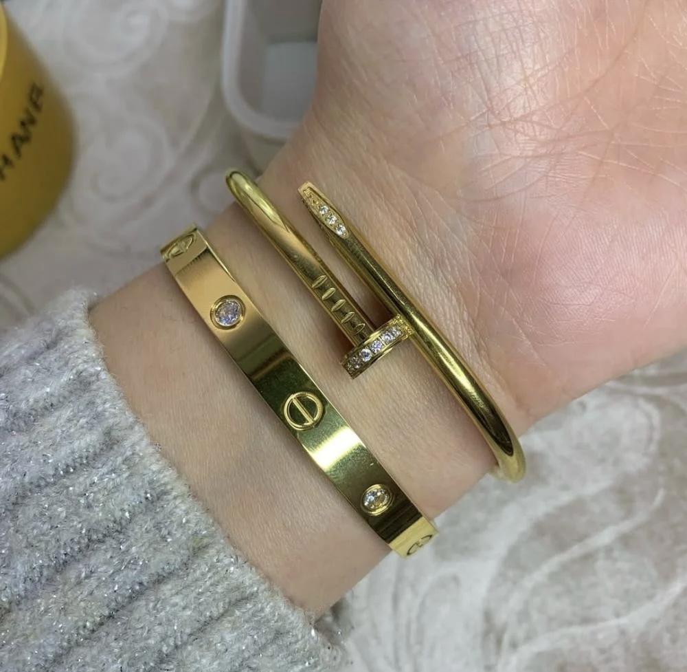 تنسيق سوار Love مع سوار مسمار مرصع – أساور أنيقة رمزية للحب والفخامة