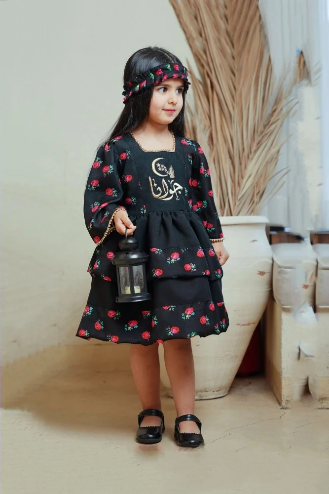 فستان شالكي اطفال اسود طبقات مطرز بالاسم - طقم رمضان وقرقيعان فخم مع ربطة رأس