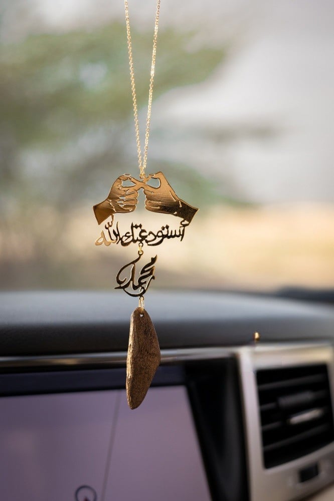 تعليقة سيارة بالاسم وعبارة "كسرت عود" – تصميم يدين وحب لا نهائي للحبايب