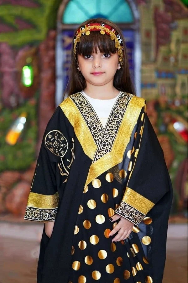 بشت يوم التأسيس بناتي ملكي – تصميم فاخر بلون أسود وتطريز ذهبي