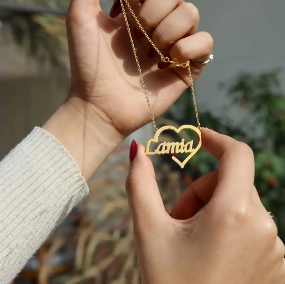 سلسال رقبة بتصميم الاسم داخل القلب