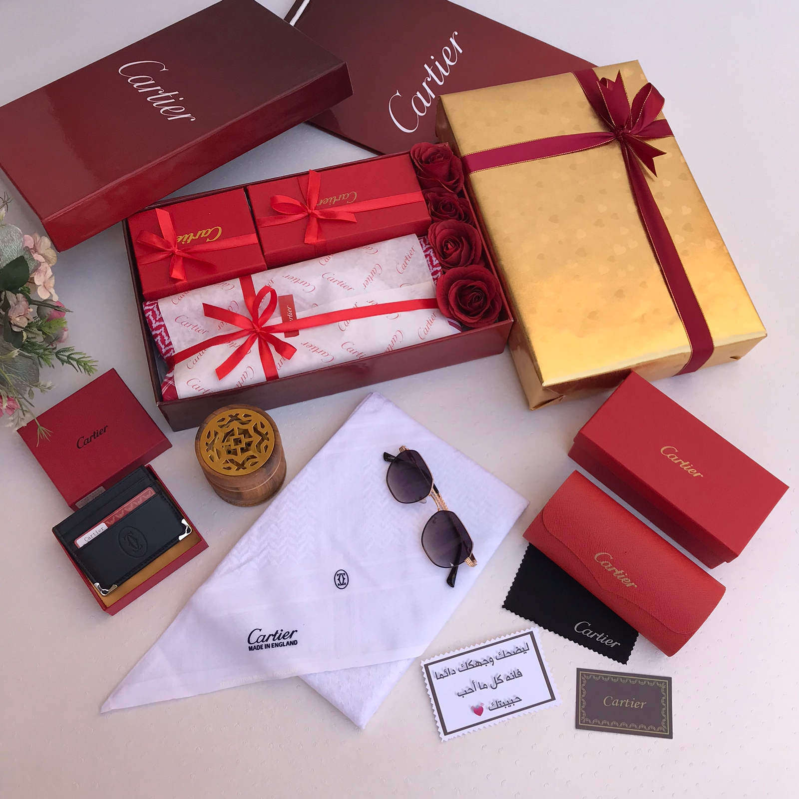 طقم هدايا رجالي كارتير فخم - شماغ ونظارة ومحفظة ومبخرة مع ورد جوري | ٢٠٢٦