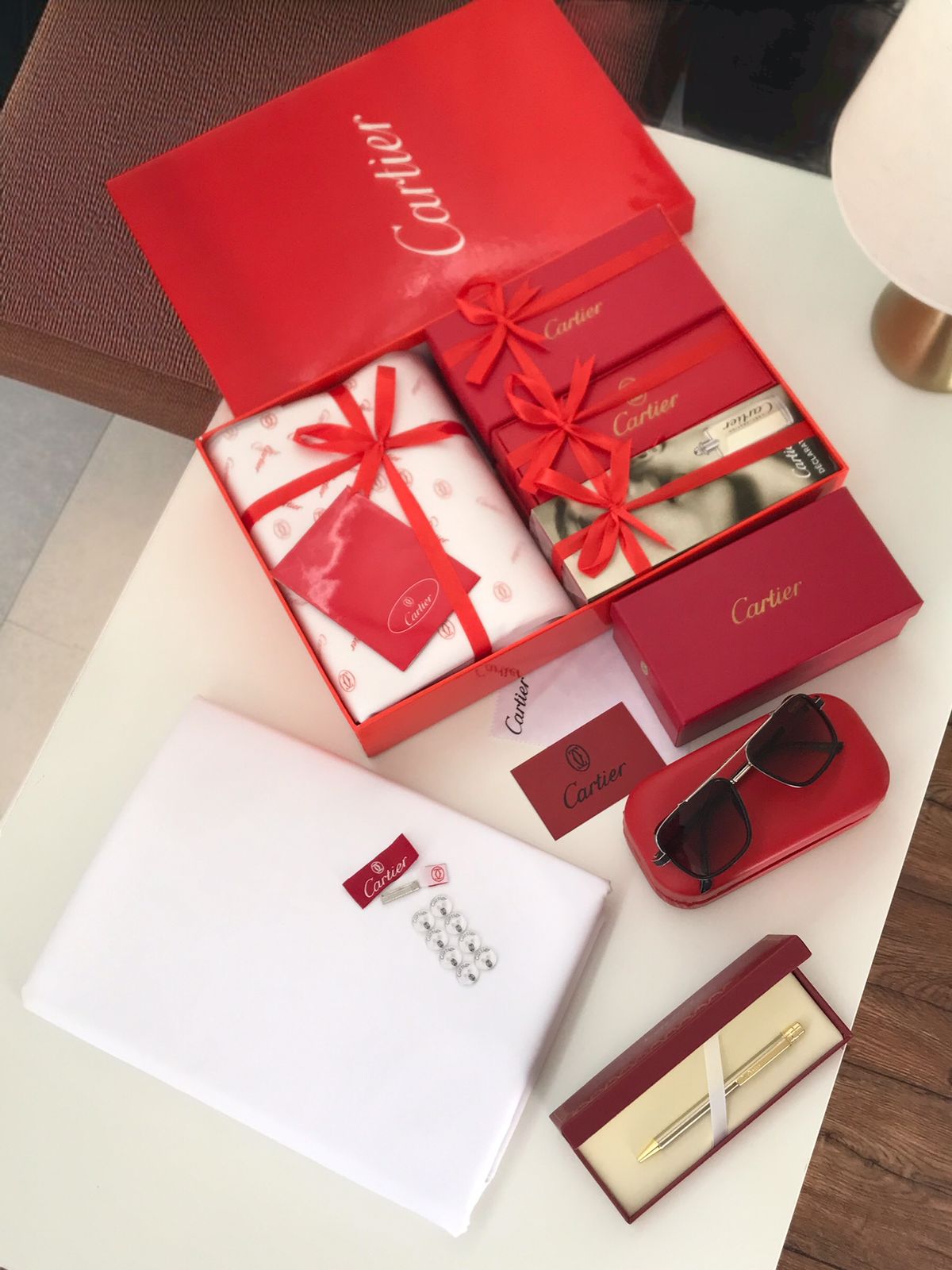 طقم هدايا رجالي كارتير فخم - قماش صيفي ونظارة وقلم وعطر مع توصيل فوري