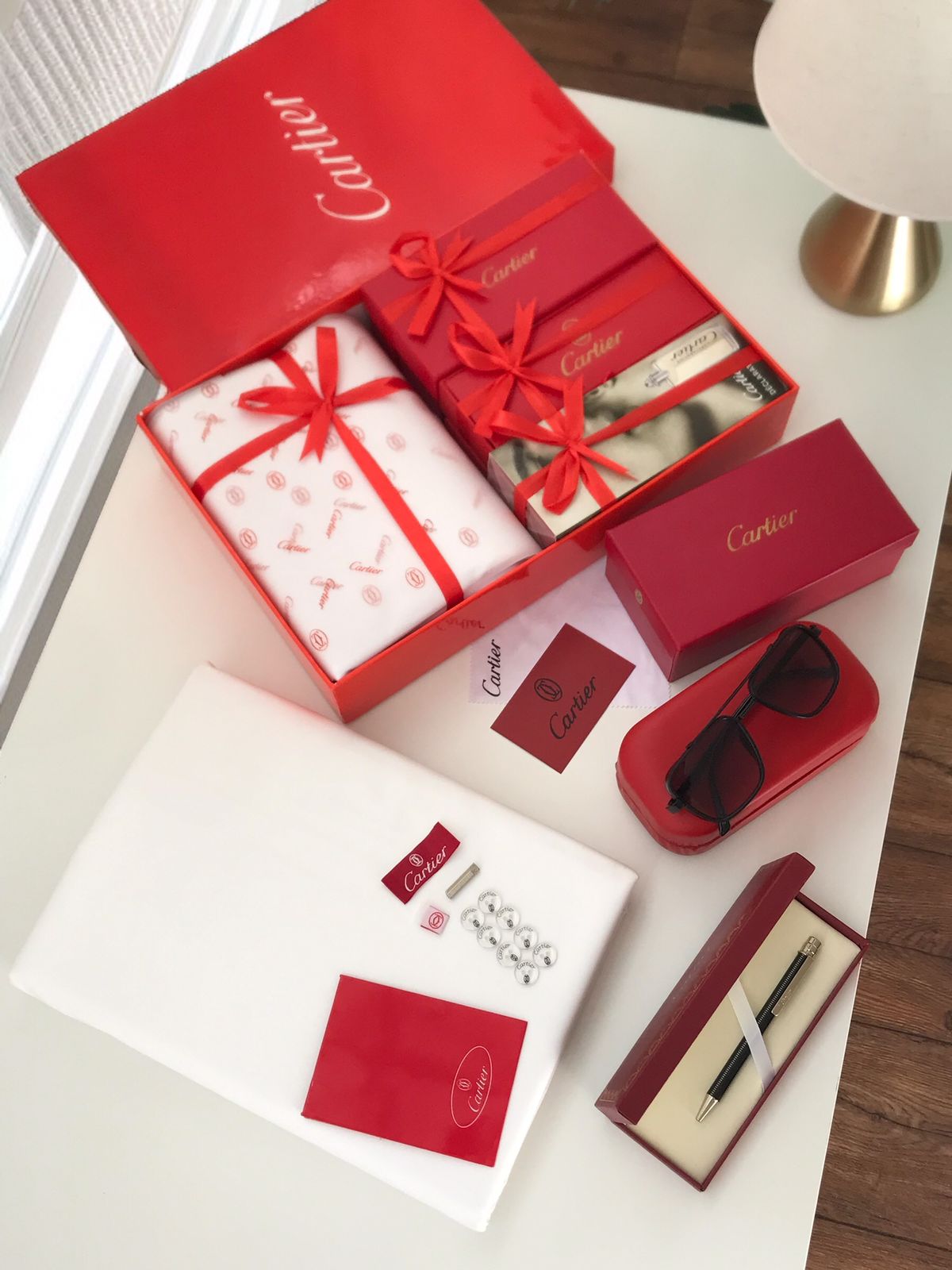 طقم هدايا رجالي كارتير فخم - قماش صيفي ونظارة وقلم وعطر مع توصيل فوري